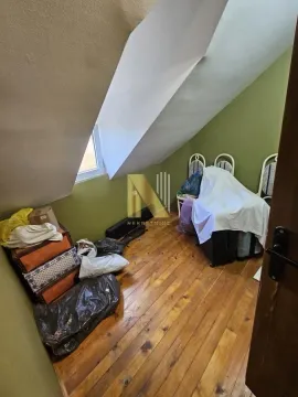 Potkrovlje sa drvenim podom i nakupljenim stvarima. - image 15