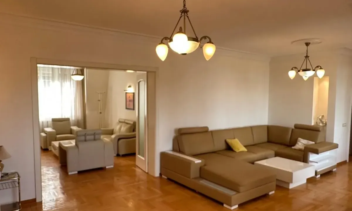 Izdavanje, četvorosoban stan, 147m², Savski Venac, Beograd