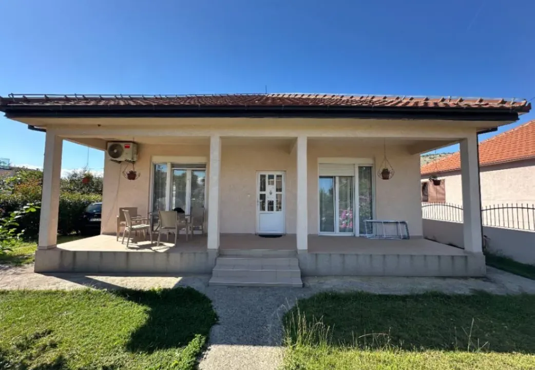 Izdavanje, kuća, 120m², Tološi, Podgorica
