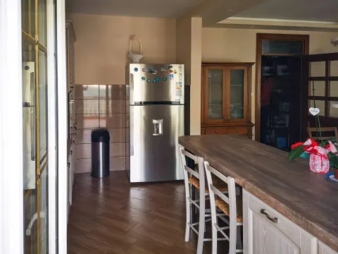 Izdavanje, trosoban stan, 130m², Dobrota, Kotor - image 11