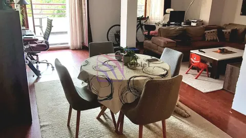Dnevna soba sa trpezarijskim stolom i stolicama. - image 3