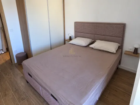 Furnished bedroom with a double bed and a built-in wardrobe. - image 6