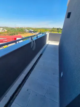 Dugi popločani balkon sa ogradom i pogledom na okolinu. - image 13