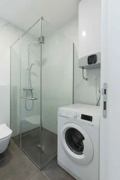 Moderno opremljeno kupatilo sa tuš kabinom, mašinom za veš i bojlerom. - image 21