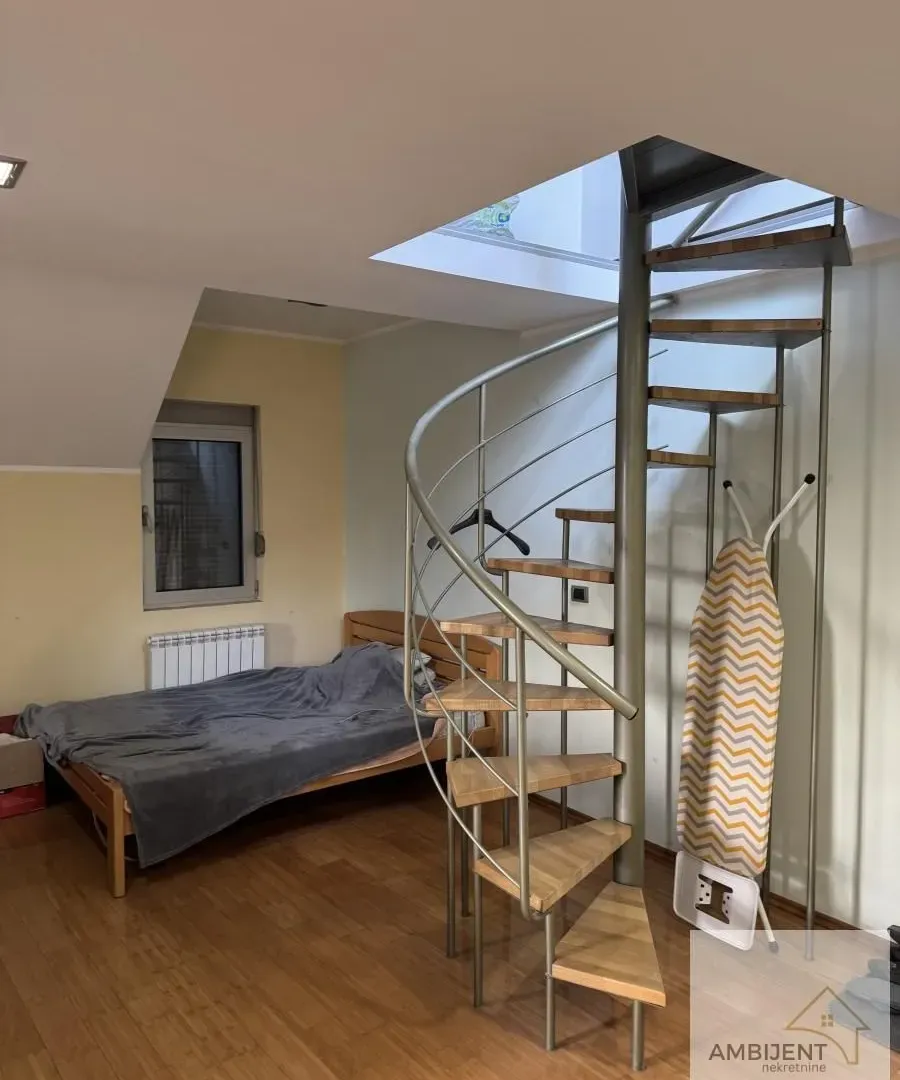 Izdavanje, poslovni prostor, 100m², Surčin, Beograd