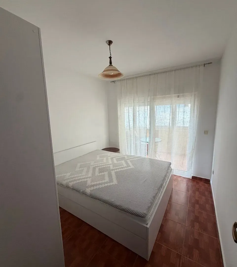 Izdavanje, jednosoban stan, 55m², Lazi, Budva