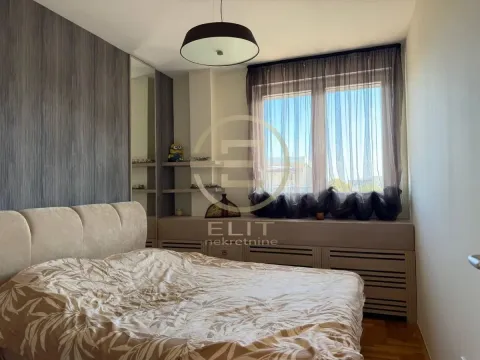 Nameštena spavaća soba sa bračnim krevetom, plakarom i prozorom. - image 22