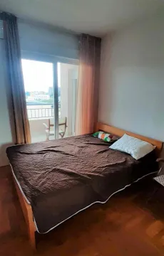 Spavaća soba sa bračnim krevetom i izlazom na terasu. - image 4
