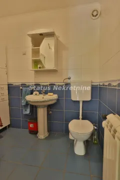 Kupatilo opremljeno umivaonikom, WC šoljom i zidnim ormarićem sa ogledalom. - image 22