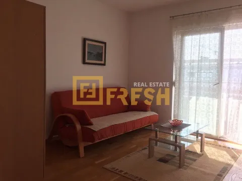 Dnevna soba sa kaučem, stočićem i izlazom na terasu. - image 2