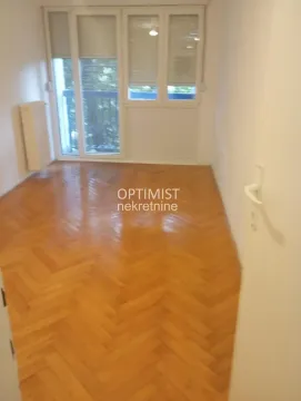 Prazna soba sa parketom i izlazom na balkon. - image 5