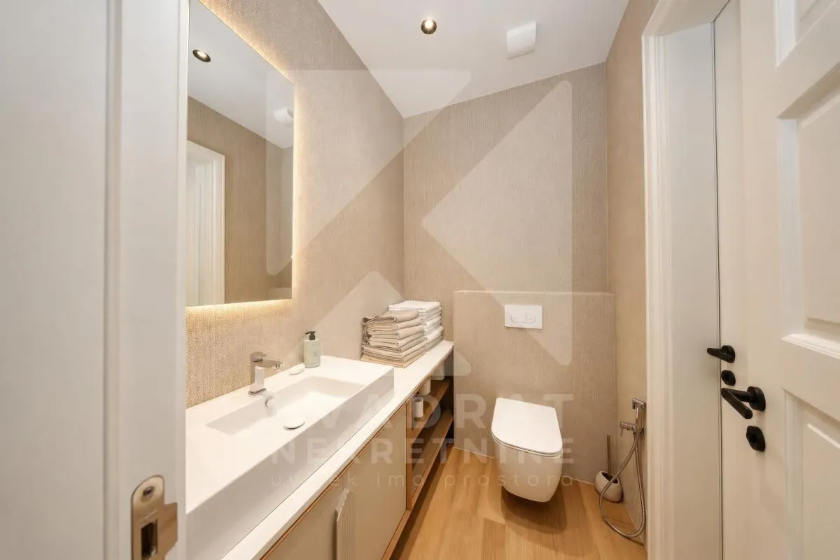 Modern bathroom equipped with a washbasin and toilet.