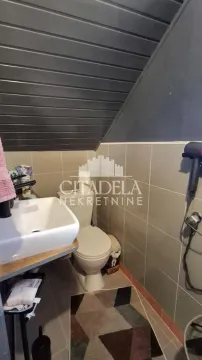 Manje kupatilo sa lavaboom, wc šoljom i kosim plafonom. - image 17