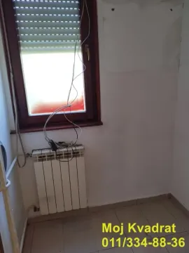 Part of a room with a window, radiator and cables is shown. - image 5
