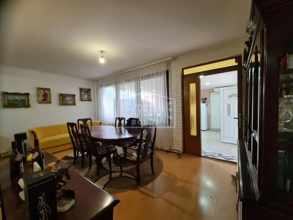 Prodaja, kuća, 227m², Gat, Subotica