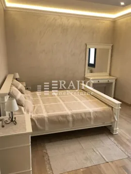 Furnished bedroom with a double bed and a vanity table. - image 7