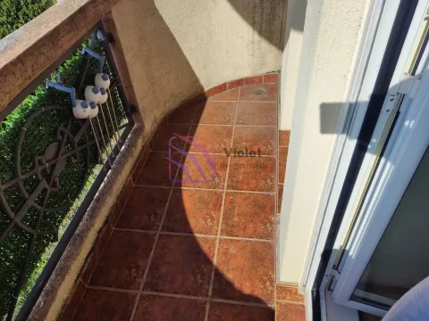 Pogled na manji popločani balkon sa metalnom ogradom. - image 14