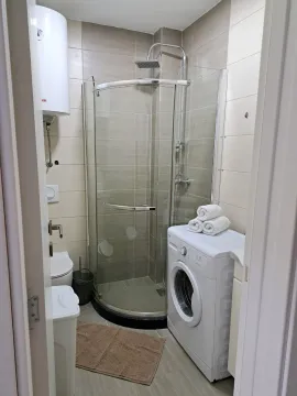 Kupatilo sa tuš kabinom, WC šoljom i veš mašinom. - image 11