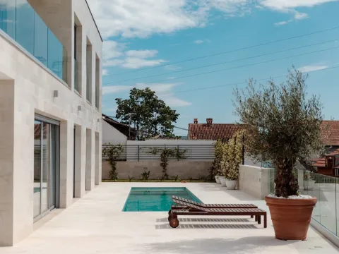 Izdavanje, četvorosoban stan, 273m², Marići, Tivat - image 29