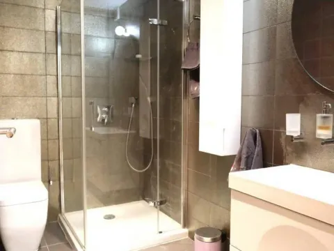 Izdavanje, četvorosoban stan, 178m², Tološka šuma, Podgorica - image 11