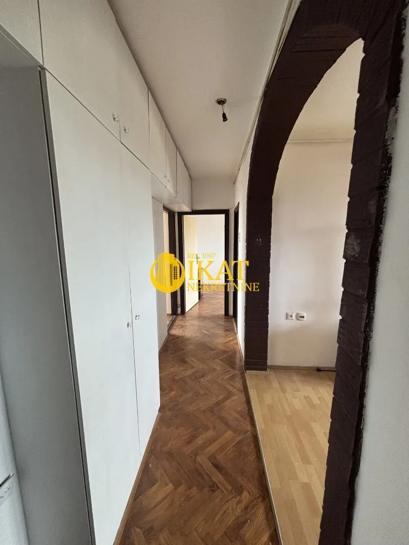 Prodaja, trosoban stan, 65m², Centar, Inđija