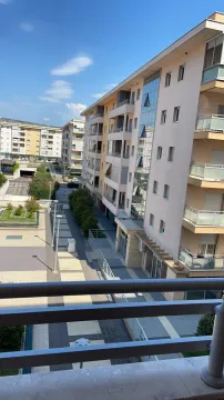 Pogled sa terase na susjedne zgrade i popločano šetalište. - image 23