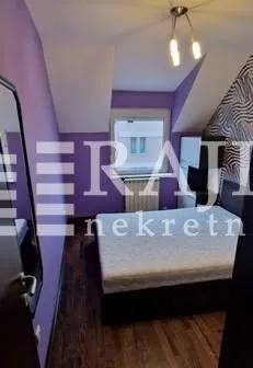 Manja spavaća soba sa bračnim krevetom i ljubičastim zidovima u potkrovlju. - image 10