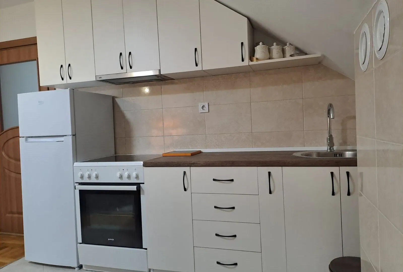 Izdavanje, jednosoban stan, 42m², Zelenika, Podgorica
