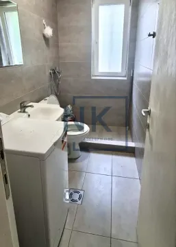 Kupatilo obloženo keramičkim pločicama sa umivaonikom, wc šoljom i veš mašinom. - image 3