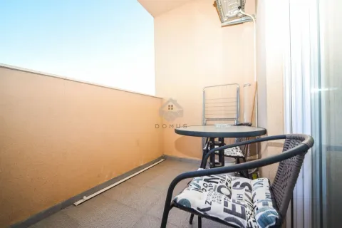 Manji natkriveni balkon sa garniturom za sjedenje. - image 10