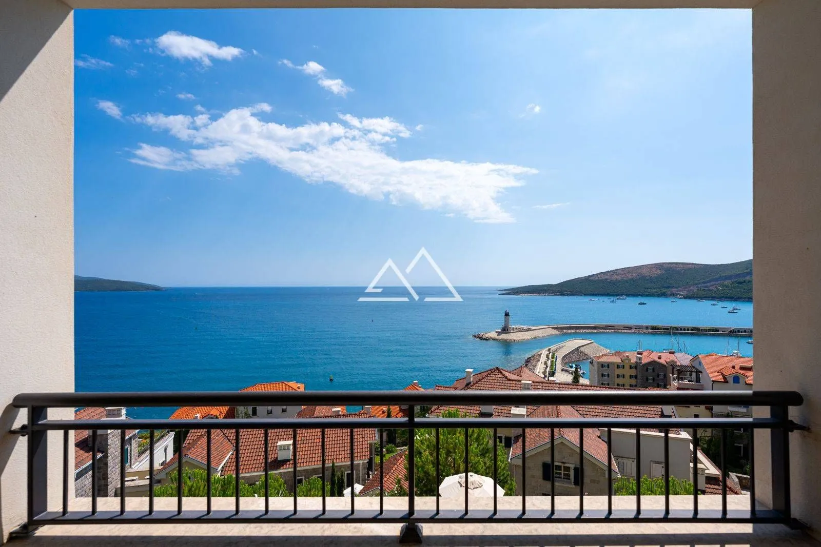 Pogled na more i marinu sa balkona nekretnine.