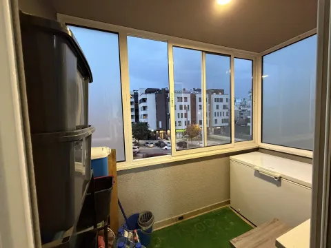 Zastakljena terasa sa skladišnim elementima i pogledom na ulicu. - image 14