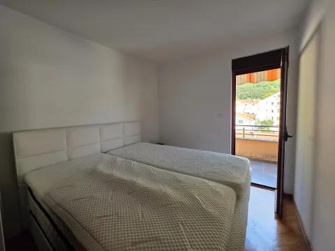 Spavaća soba sa bračnim krevetom i izlazom na terasu. - image 9
