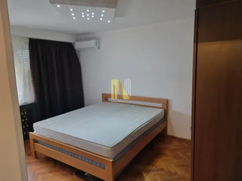 Spavaća soba sa bračnim krevetom i drvenim podom. - image 6