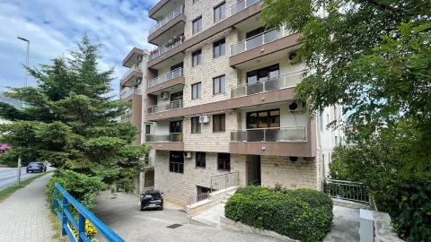 Spoljašnji izgled stambene zgrade sa balkonom i uređenim dvorištem. - image 27