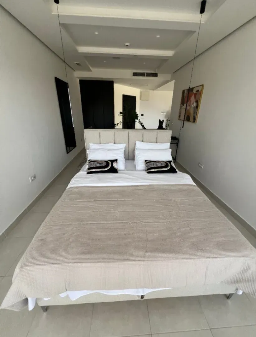 Izdavanje, jednosoban stan, 126m², Soho City, Bar