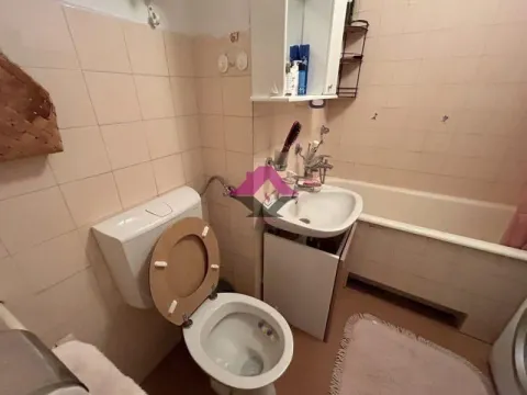 Starije opremljeno kupatilo sa kadom, umivaonikom i wc šoljom. - image 9