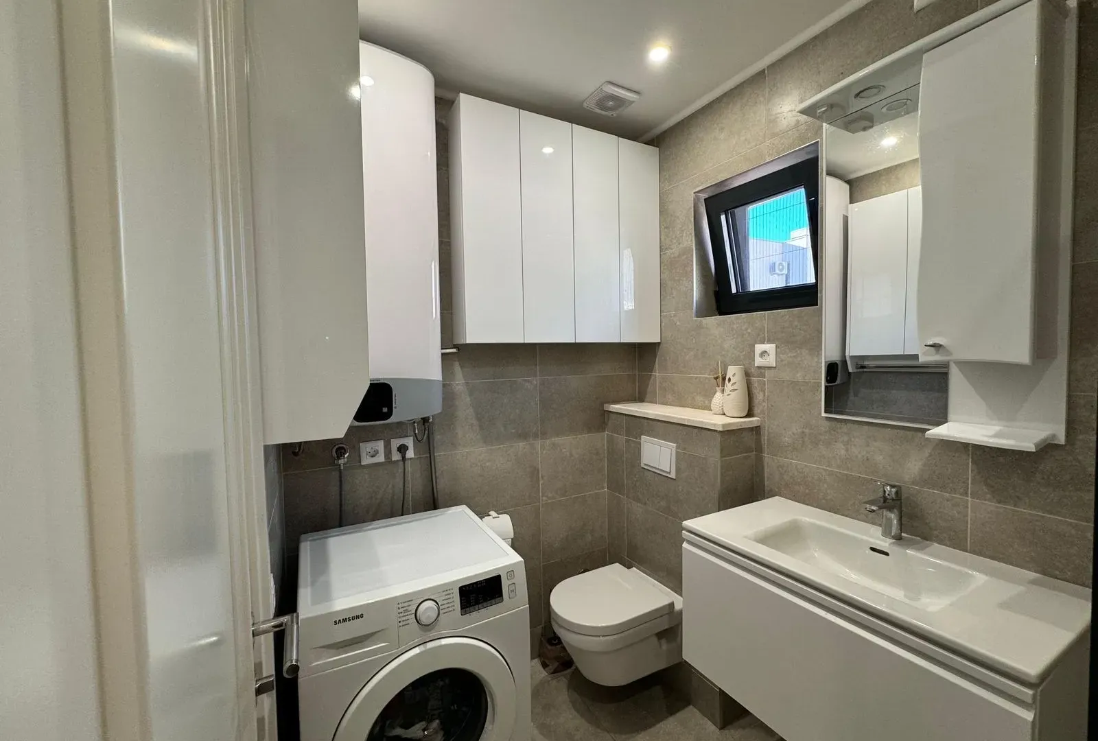 Izdavanje, trosoban stan, 76m², Kava, Tivat
