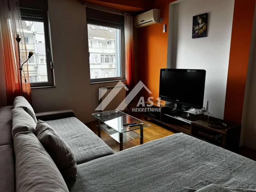 Izdavanje, dvosoban stan, 52m², Centar, Novi Sad