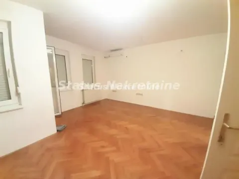 Prazna soba sa parketom i belim zidovima. - image 4