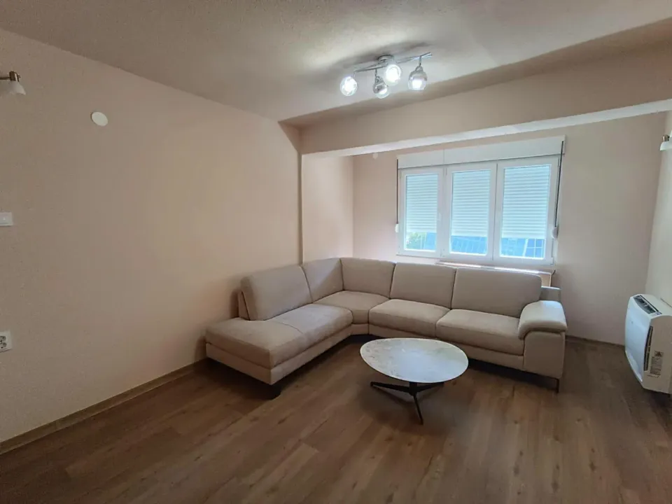 Izdavanje, dvosoban stan, 70m², Centar, Tivat