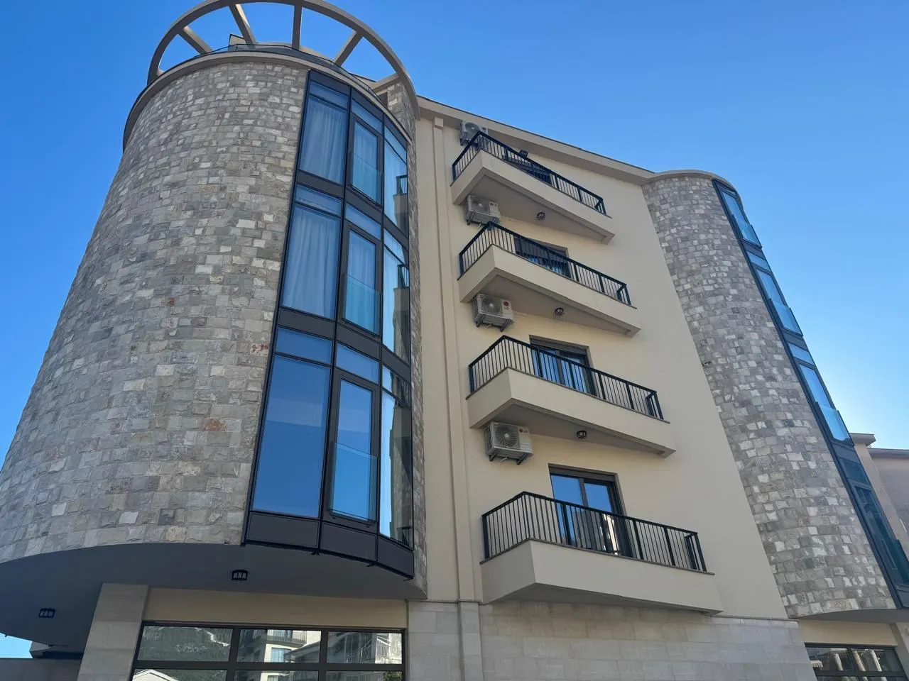 Rent, one bedroom apartment, 62m², Bečići, Budva