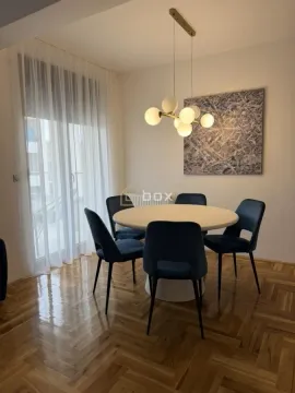 Trpezarija sa okruglim stolom, plavim stolicama i lusterom. - image 5