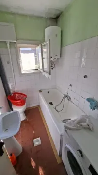 Starije opremljeno kupatilo sa kadom, umivaonikom i wc šoljom. - image 13