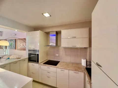 Rent, three bedroom apartment, 112m², Bečići, Budva - image 12