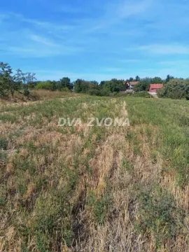 Pogled na zemljište i prirodu sa zelenilom. - image 3
