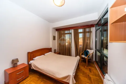Namještena spavaća soba sa bračnim krevetom, noćnim stočićima i velikim prozorom. - image 4