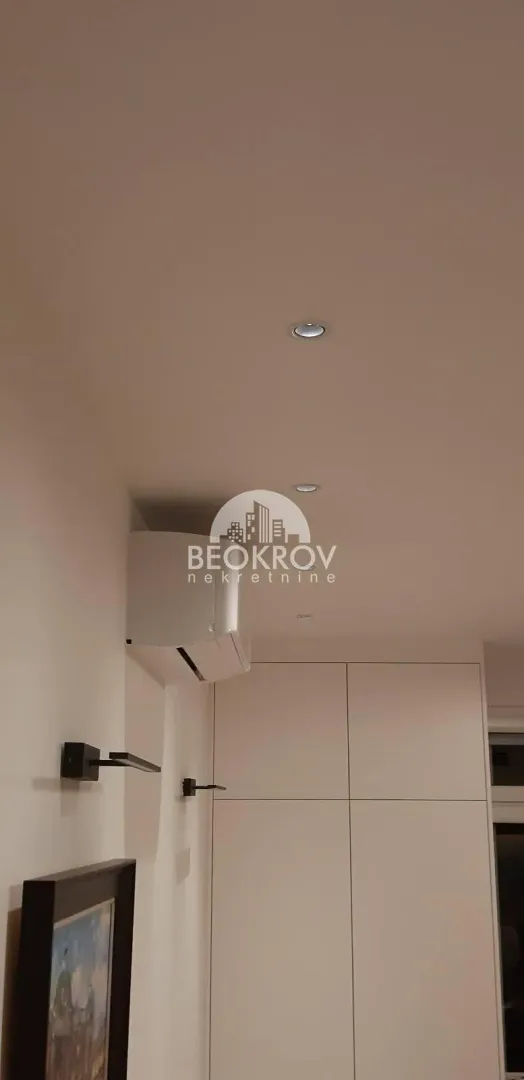 Detalj unutrašnjeg prostora sa ugrađenim elementima i rasvetom.