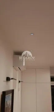 Detalj unutrašnjeg prostora sa ugrađenim elementima i rasvetom. - image 9