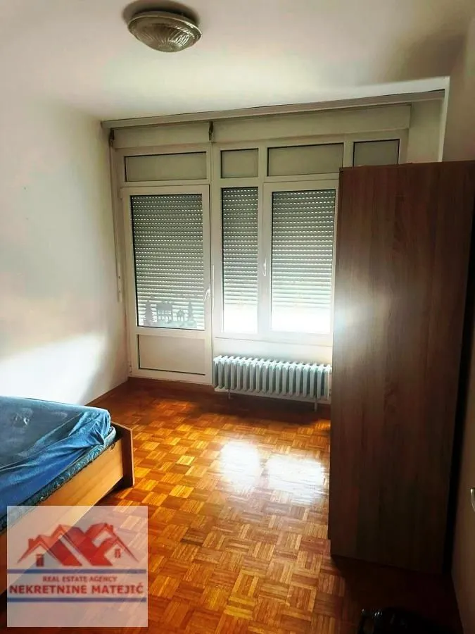 Bedroom with a bed, wardrobe, and access to the terrace.